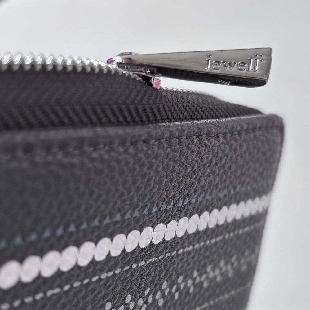 Stylish Gray Wallet With Patterned Design - image 2